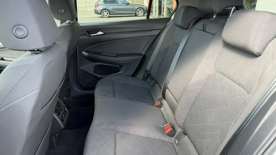 VOLKSWAGEN Golf -
