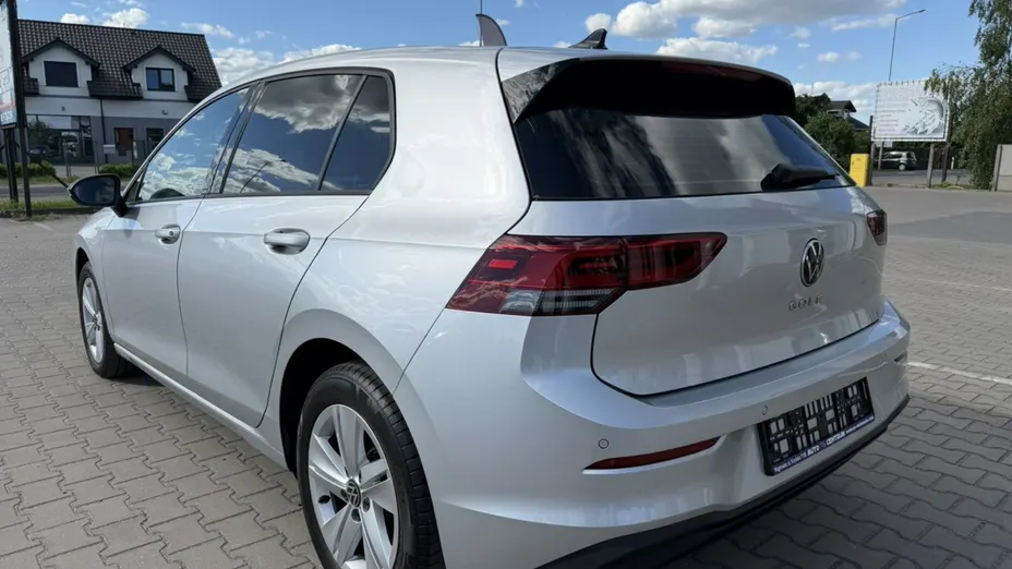 VOLKSWAGEN Golf -
