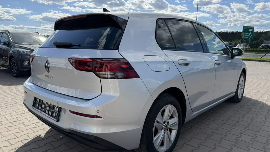 VOLKSWAGEN Golf -