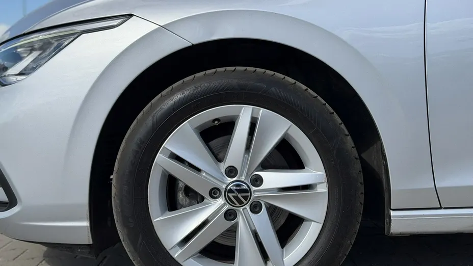 VOLKSWAGEN Golf -