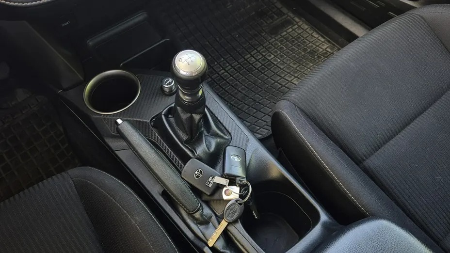 TOYOTA RAV4 -