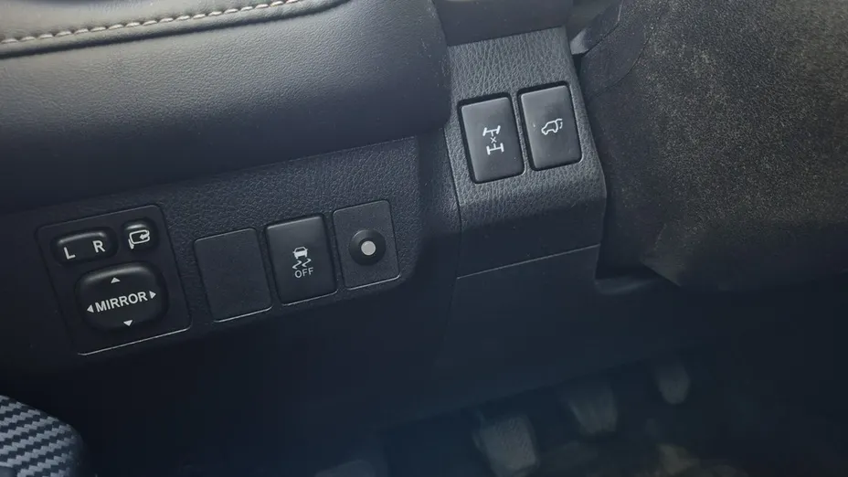 TOYOTA RAV4 -