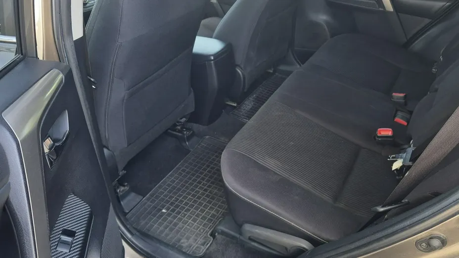 TOYOTA RAV4 -