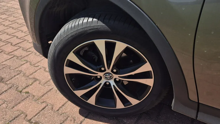 TOYOTA RAV4 -