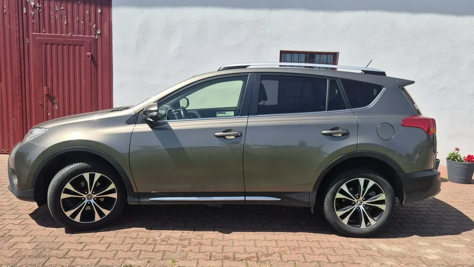 TOYOTA RAV4 -