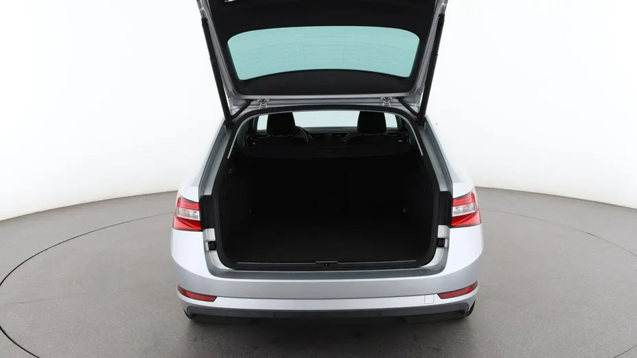 SKODA Superb -