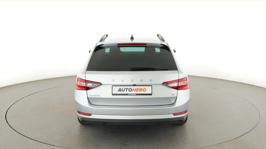 SKODA Superb -