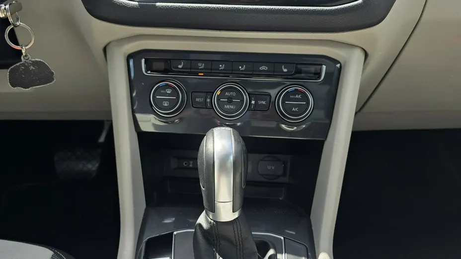 VOLKSWAGEN Tiguan -