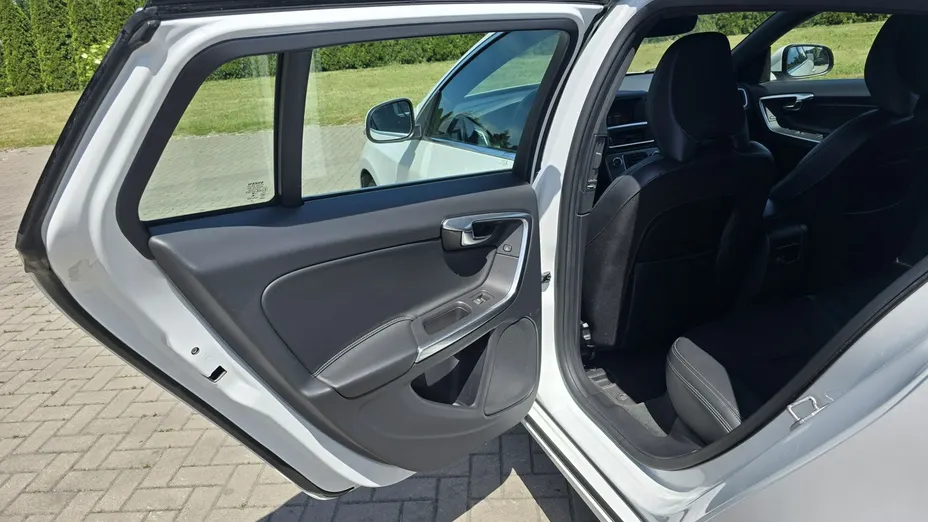 VOLVO V60 -