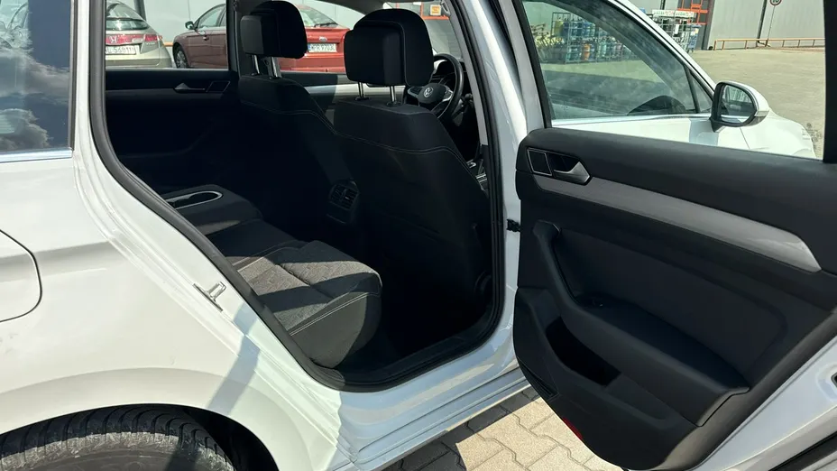 VOLKSWAGEN Passat -