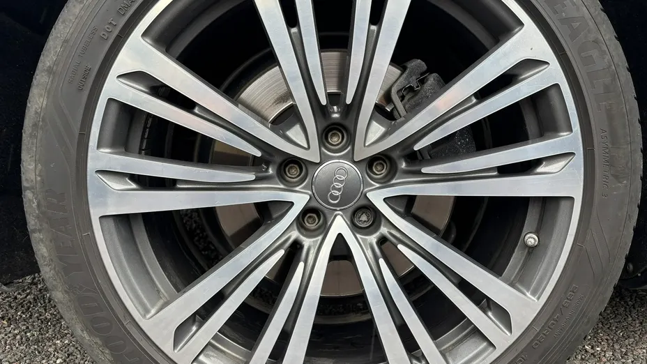 AUDI A8 -