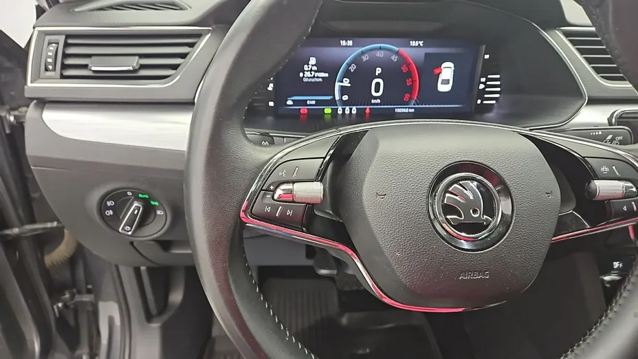 SKODA Superb -