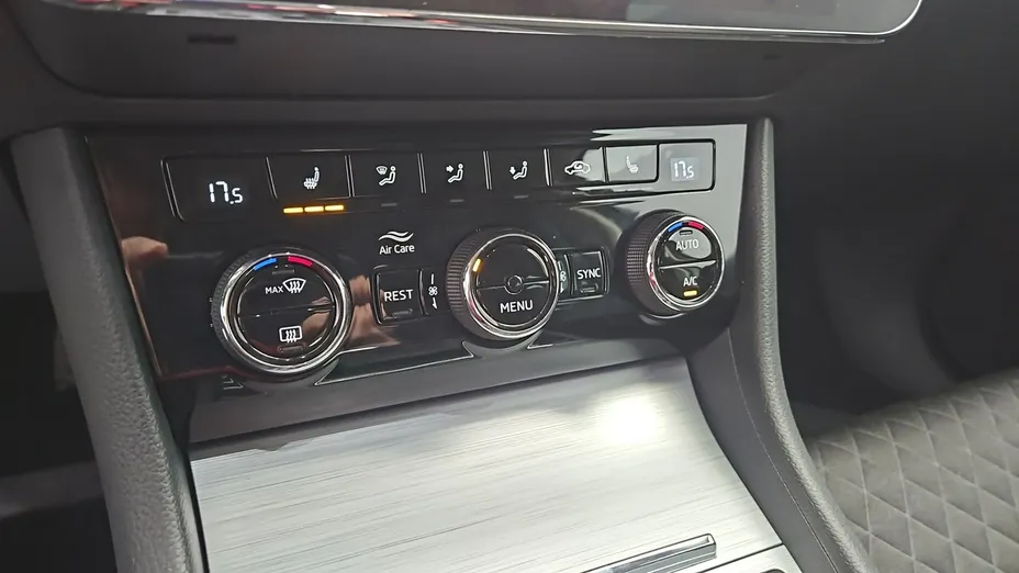 SKODA Superb -