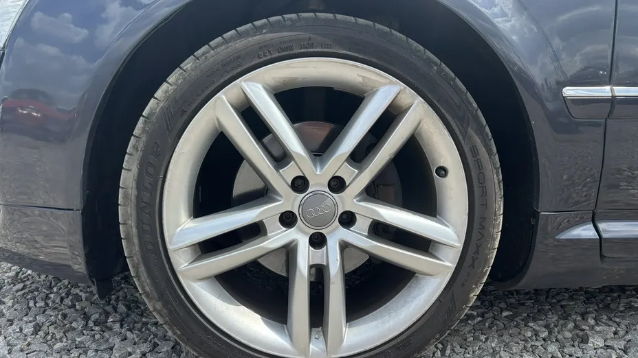 AUDI A8 -