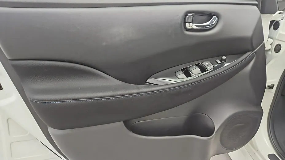 NISSAN Leaf -