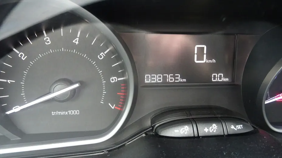 PEUGEOT 208 -