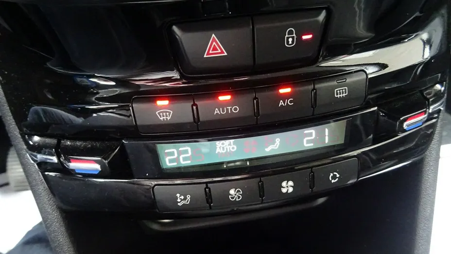 PEUGEOT 208 -