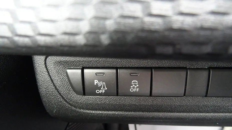 PEUGEOT 208 -