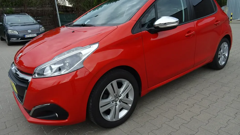 PEUGEOT 208 -