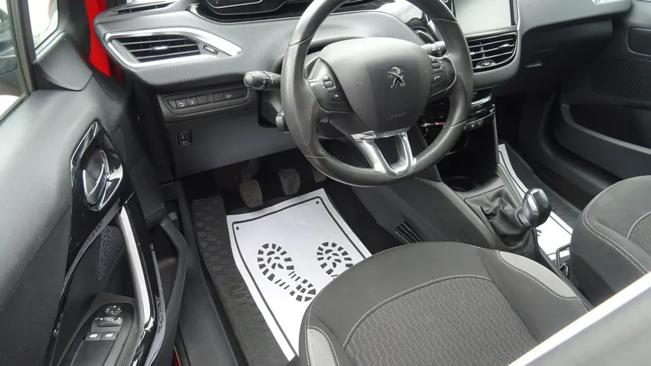 PEUGEOT 208 -