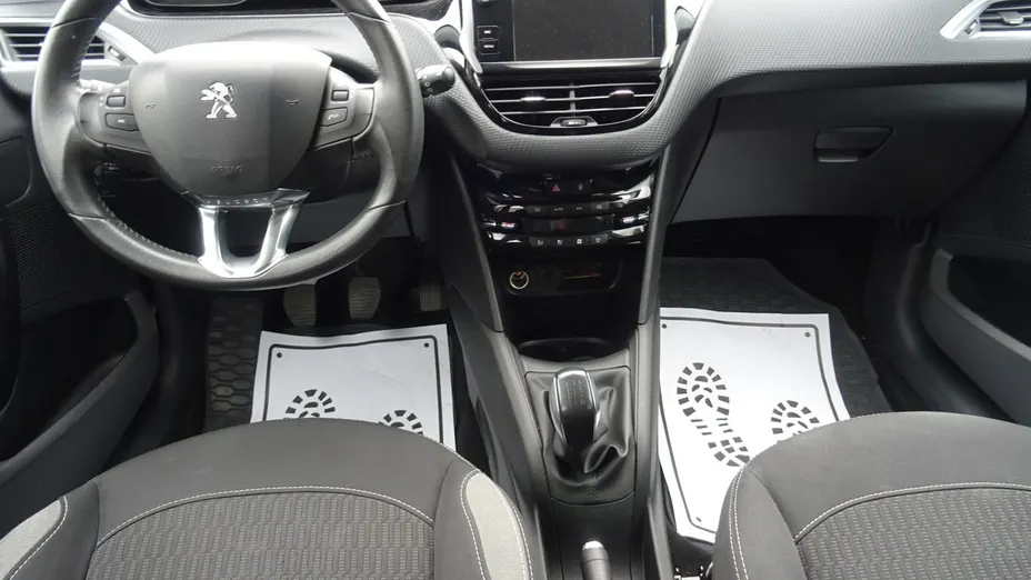 PEUGEOT 208 -