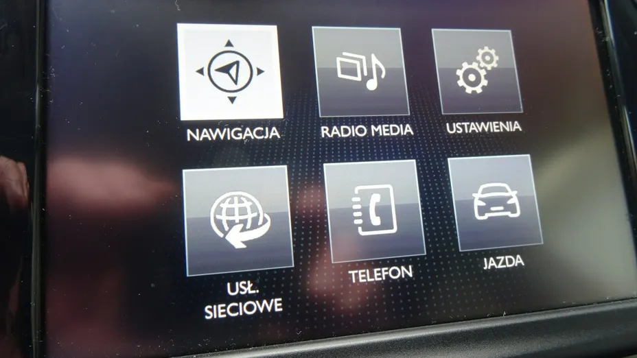 PEUGEOT 208 -