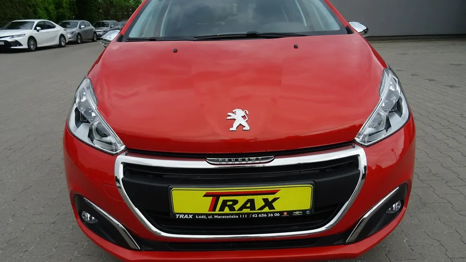 PEUGEOT 208 -