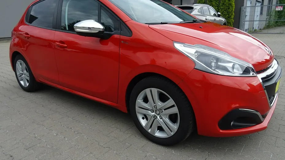 PEUGEOT 208 -
