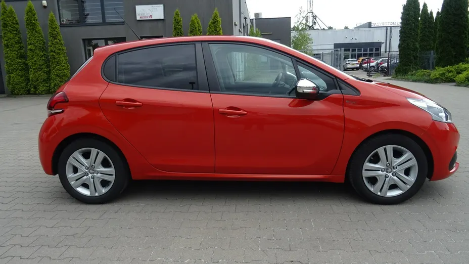 PEUGEOT 208 -