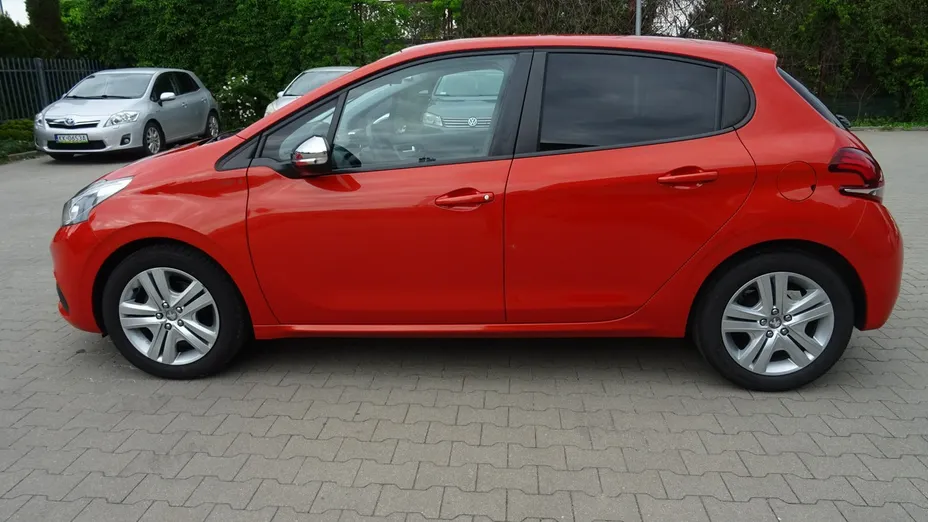 PEUGEOT 208 -