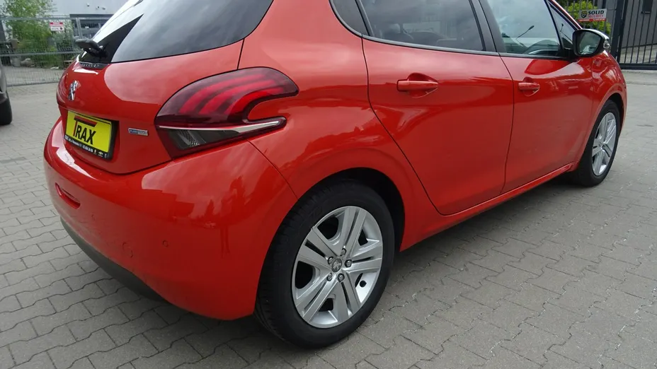 PEUGEOT 208 -