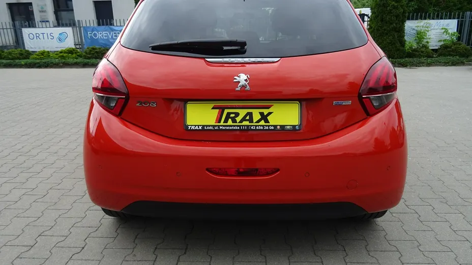 PEUGEOT 208 -