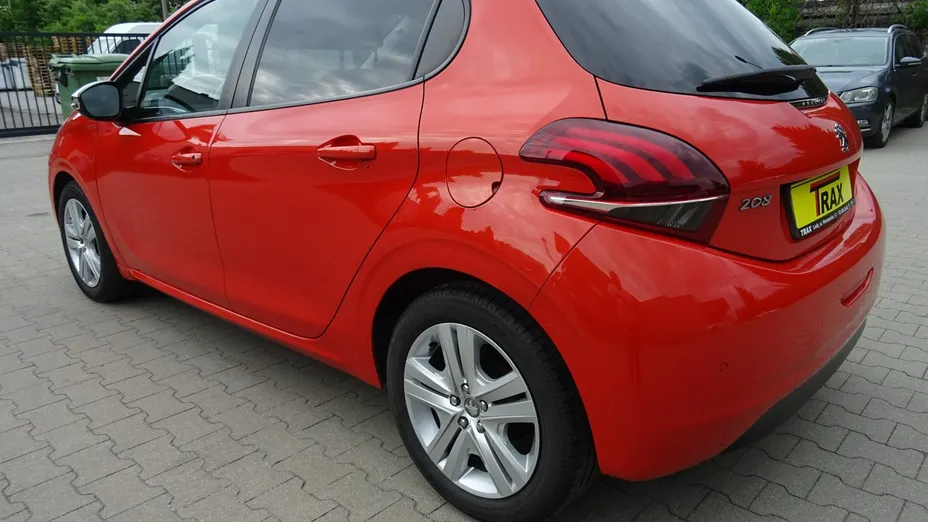 PEUGEOT 208 -