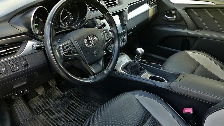 TOYOTA Avensis -