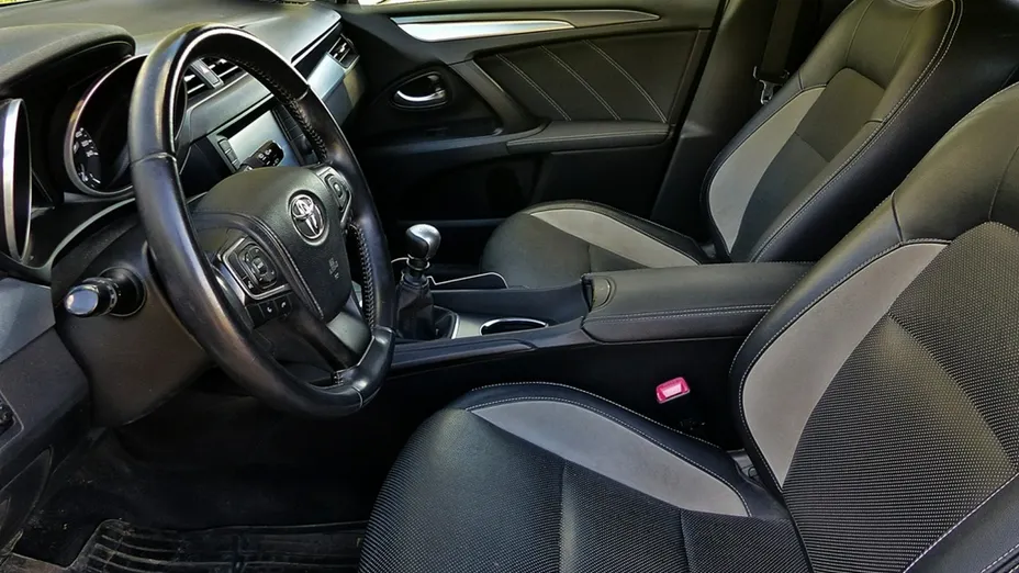 TOYOTA Avensis -