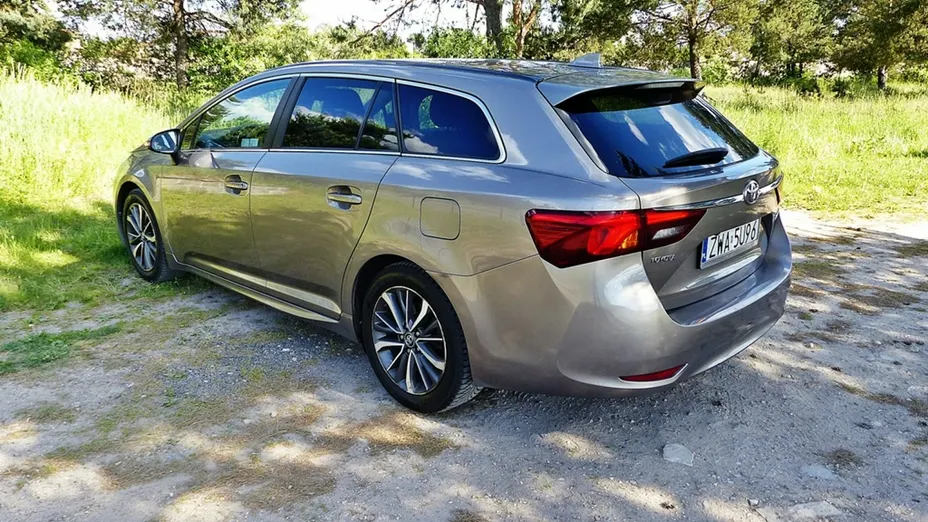 TOYOTA Avensis -