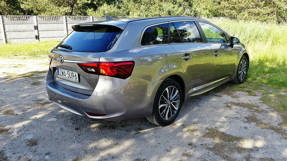 TOYOTA Avensis -