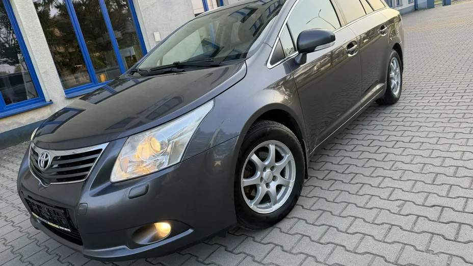 TOYOTA Avensis -