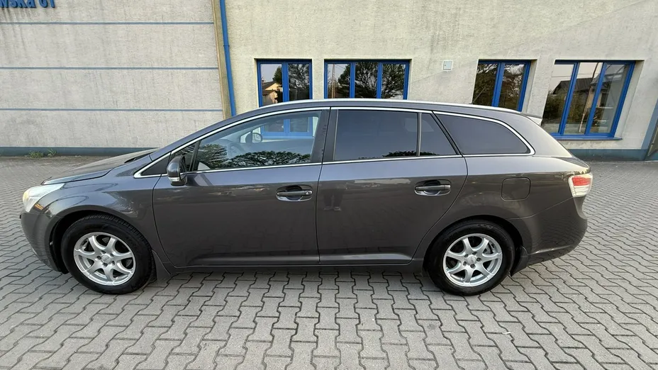 TOYOTA Avensis -