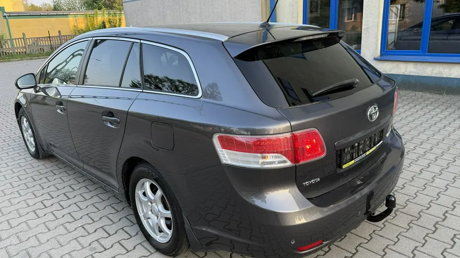 TOYOTA Avensis -