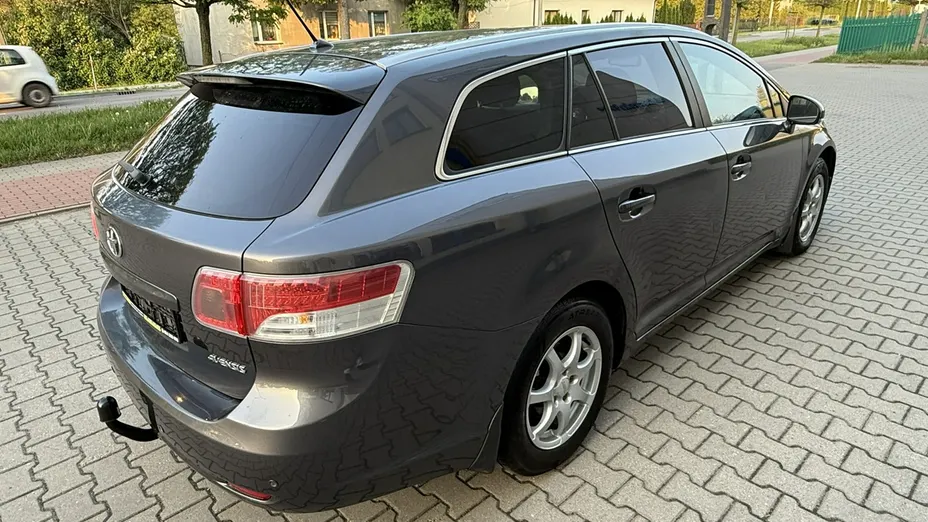 TOYOTA Avensis -