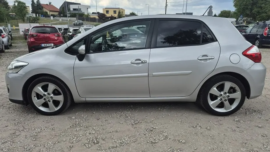 TOYOTA Auris -