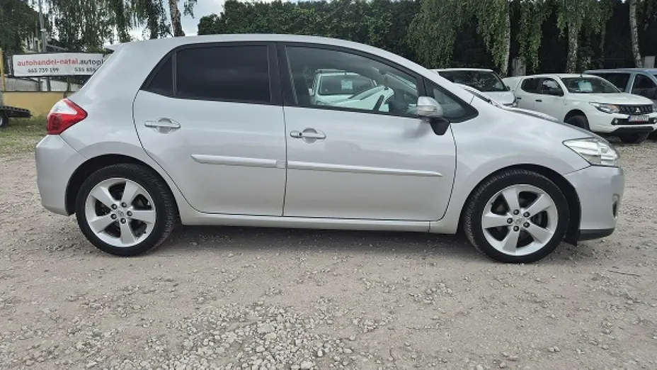 TOYOTA Auris -