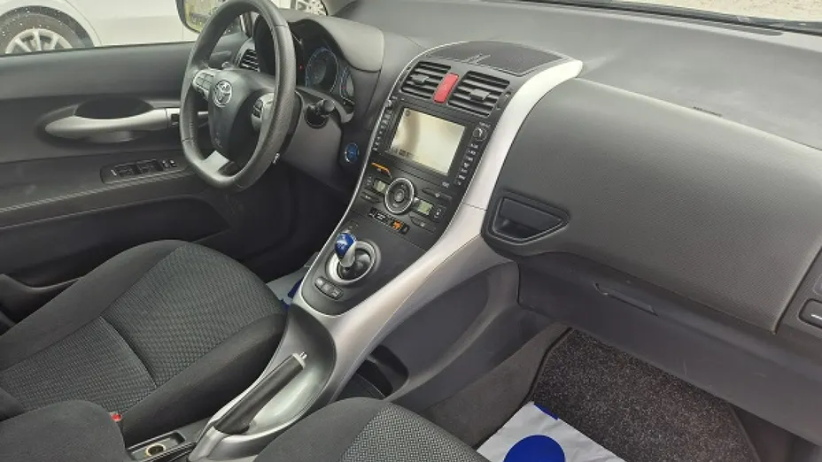 TOYOTA Auris -