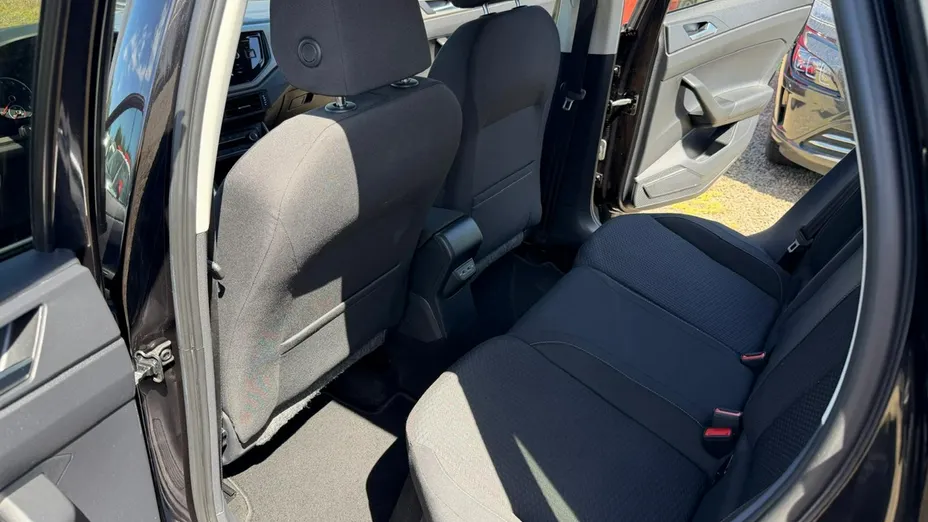 VOLKSWAGEN Polo -