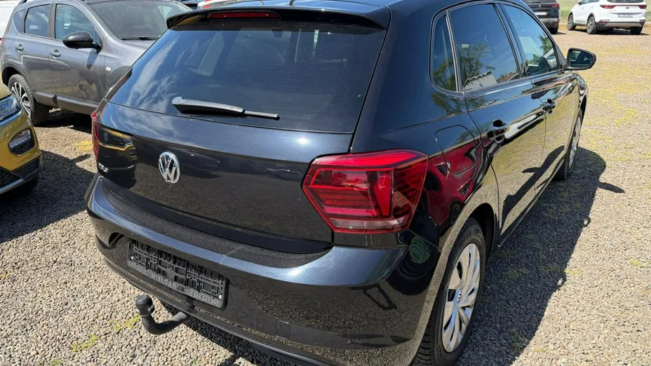 VOLKSWAGEN Polo -