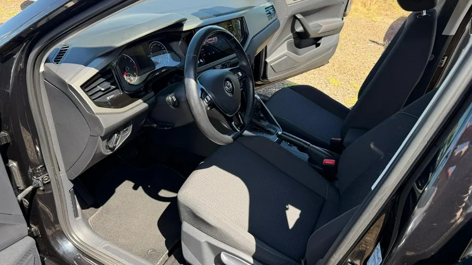 VOLKSWAGEN Polo -