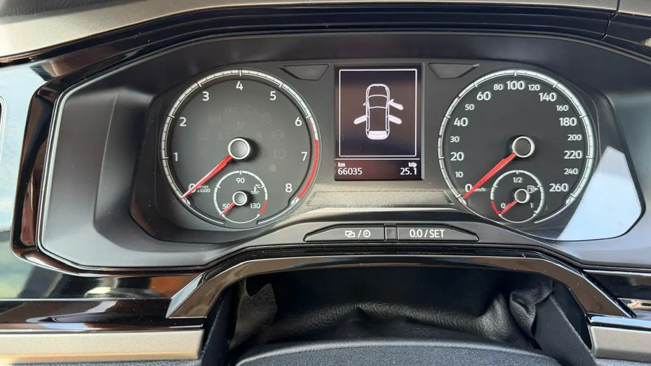 VOLKSWAGEN Polo -