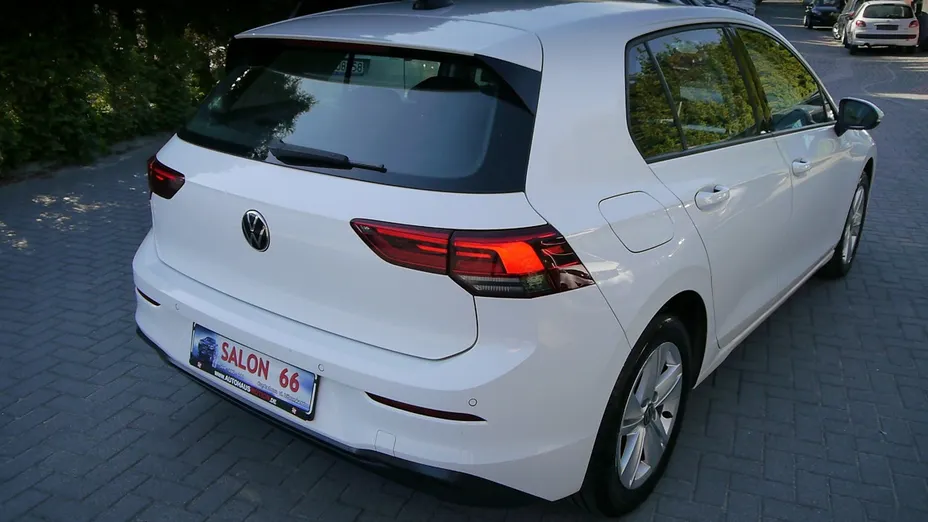 VOLKSWAGEN Golf -