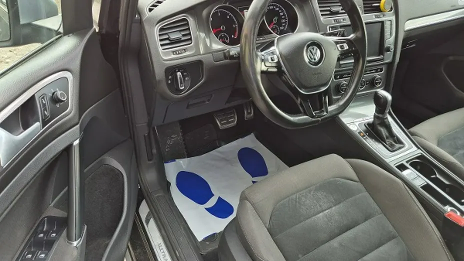 VOLKSWAGEN Golf -